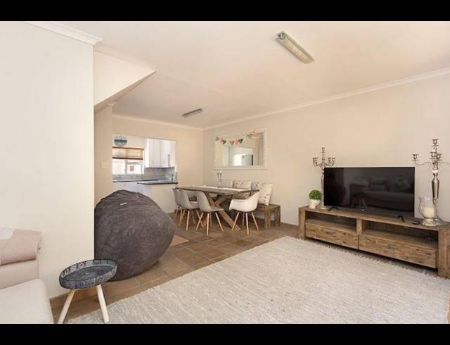 3 BEDROOM TOWNHOUSE TO LET IN BEACHFRONT